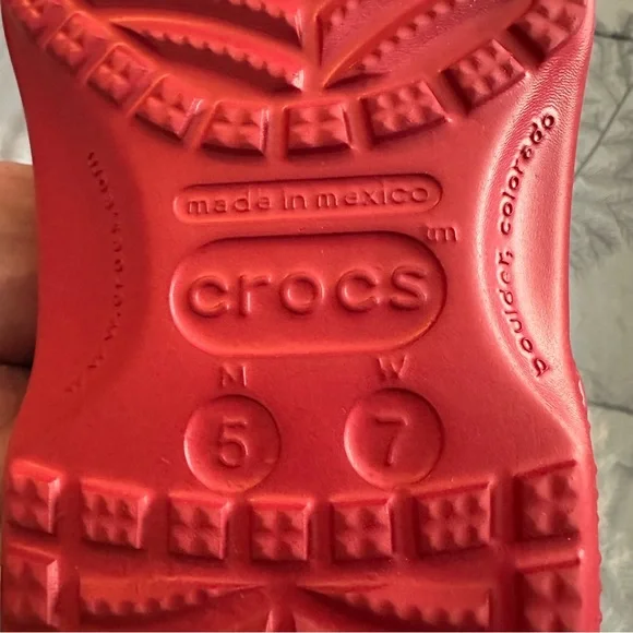 Like New CROCS Women’s Sandals - Bright Red W sz7 M sz5 - Picture 8 of 10